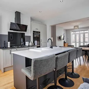 Stylish & Spacious 3 Bed With Parking Sheffield